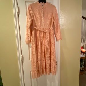 Dainty Jewells Peach laced dress EUC Medium